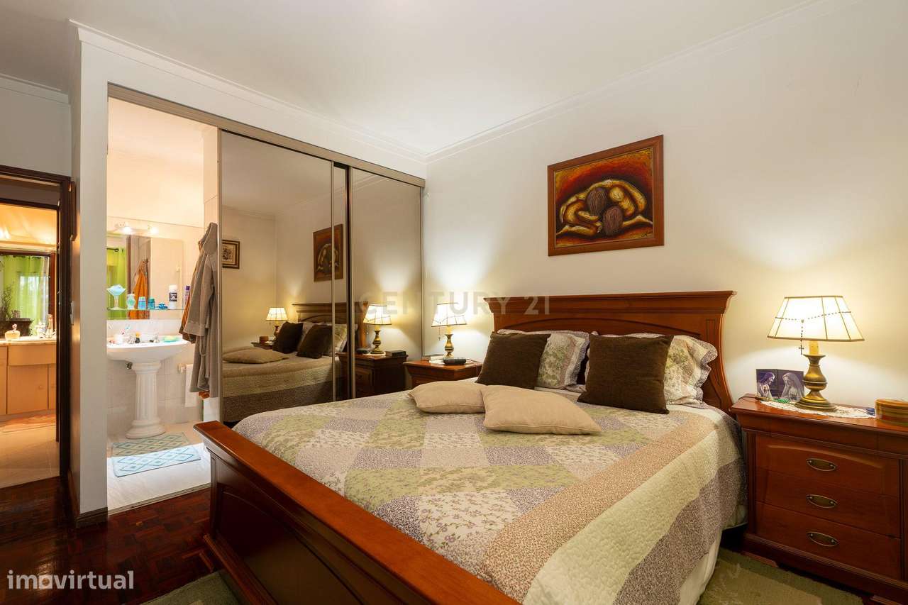 Apartamento de tipologia T2, com box e varandas, localizado em Rio de-19