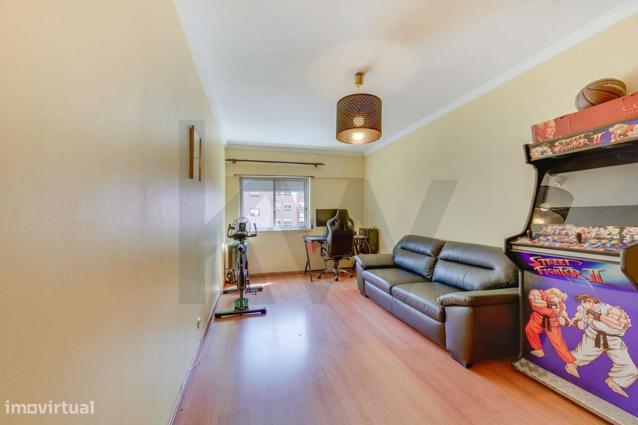 Apartamento T2 em Monte Abraão: Espaço, Luz e Conforto-9