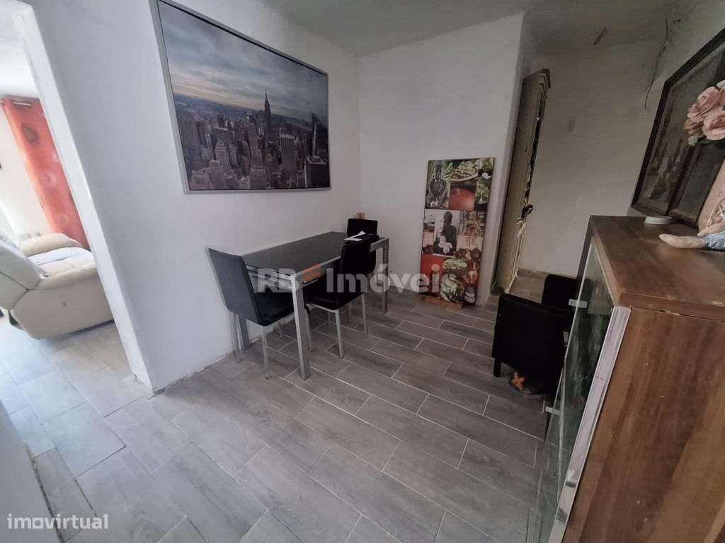 Moradia T3 transformada em T2 com garagem e Logradouro - Caniçal, T... - Grande imagem: 3/17