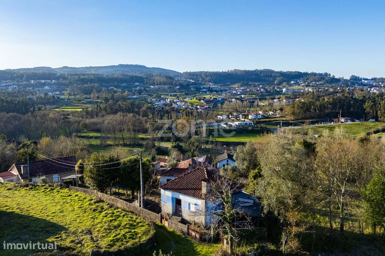 Moradia individual T2 para restauro em Priscos - Braga - Grande imagem: 3/26