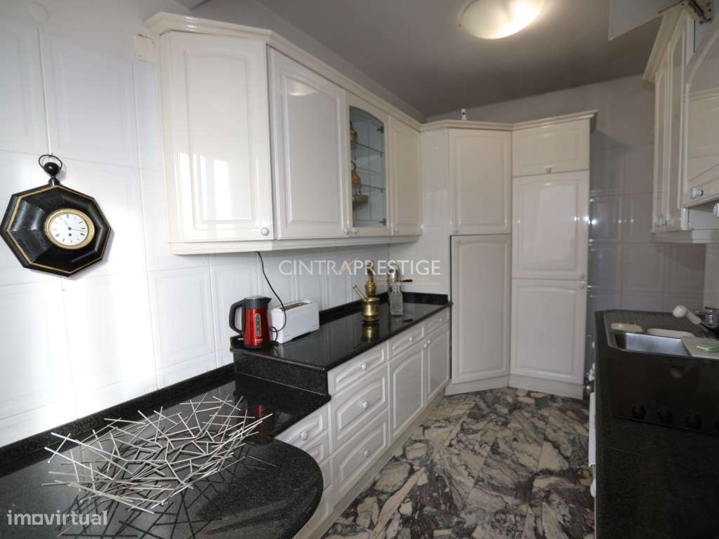 Moradia no Centro de Mafra com 2 Pisos e 2 Garagens.-12