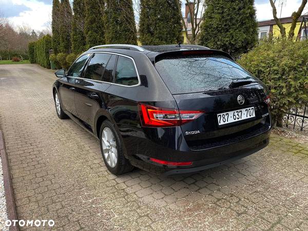 Skoda Superb Combi 2.0 TDI DSG Ambition - 38