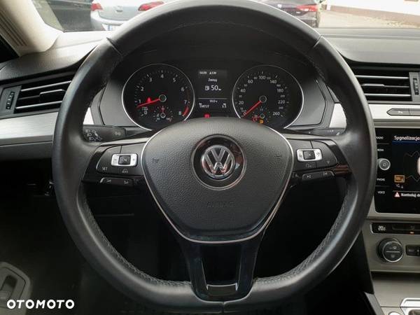 Volkswagen Passat - 12