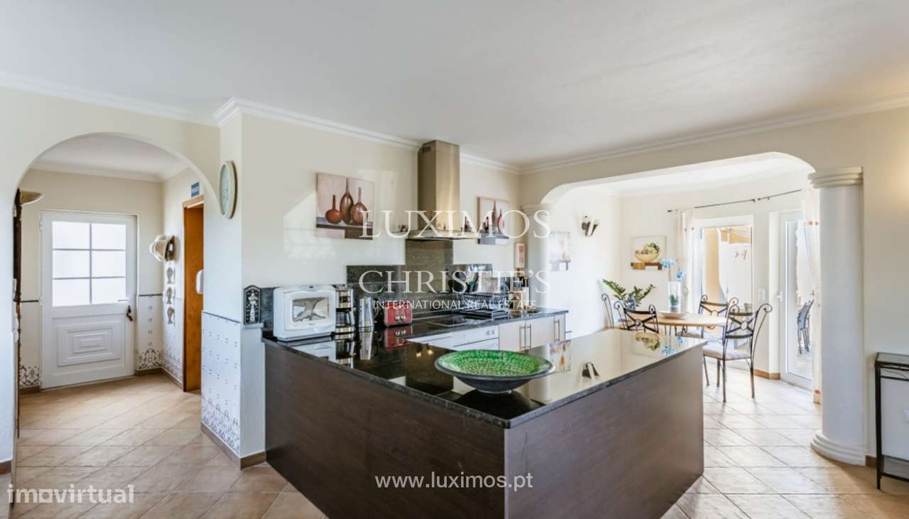 Moradia com piscina e garagem para venda em Salema, Algarve - Grande imagem: 4/26