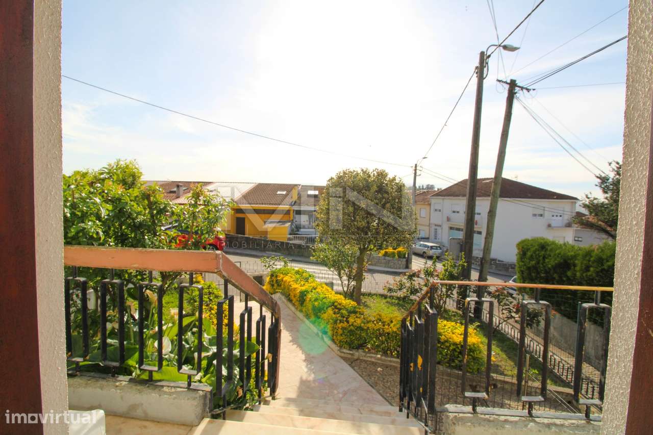 Moradia de 3 Frentes com Vista Panorâmica no Coração de Gondomar-36