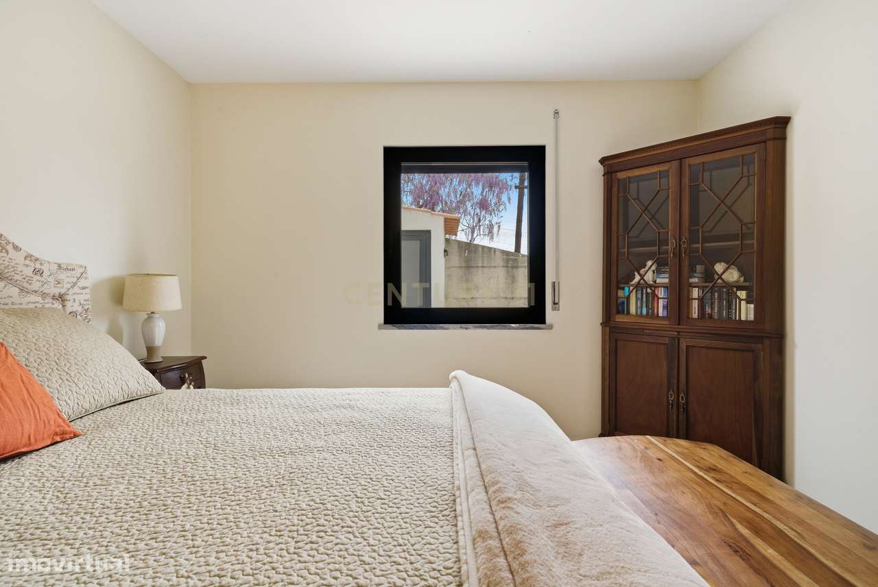 Quintinha T4 com edificação contemporânea no coração do Oeste, com ter-15