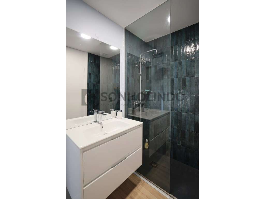 Moradia térrea de 4 frentes, inserida em lote de 700m2, ano de cons...-9