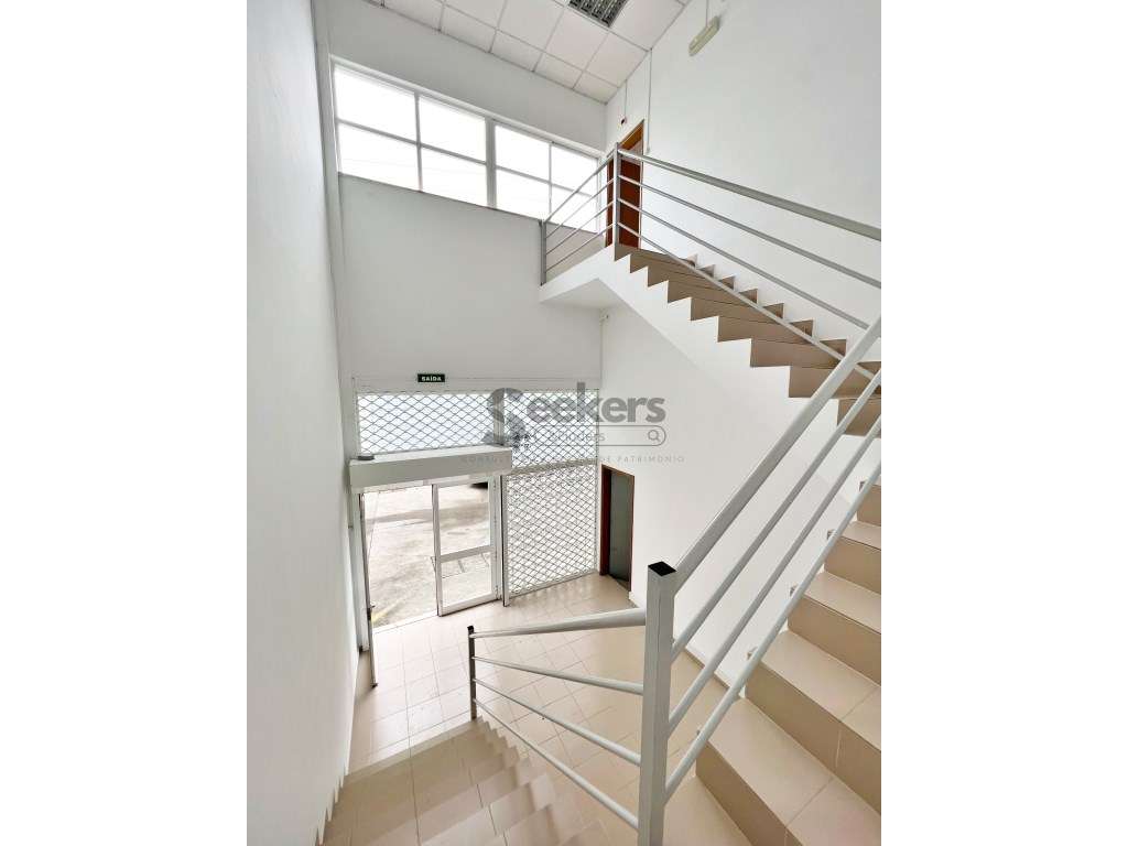 Armazém e escritório na Beloura, Sintra com 260 m2-8