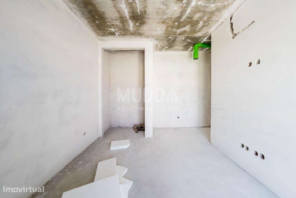 Moradia isolada de design contemporâneo nos Casais Mestre Mendo-24
