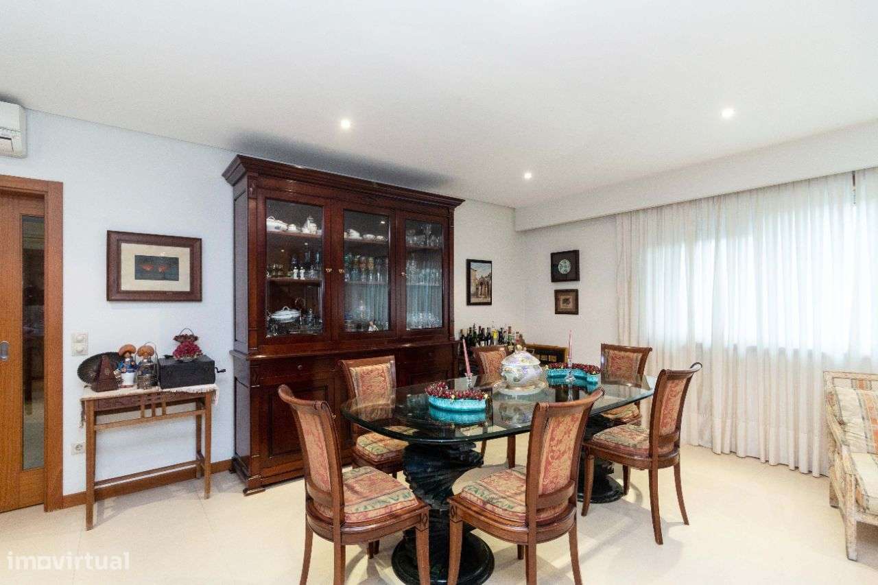 Exclusiva Moradia T8+2, grande jardim, terraços e elevador panorâmico - Grande imagem: 3/53