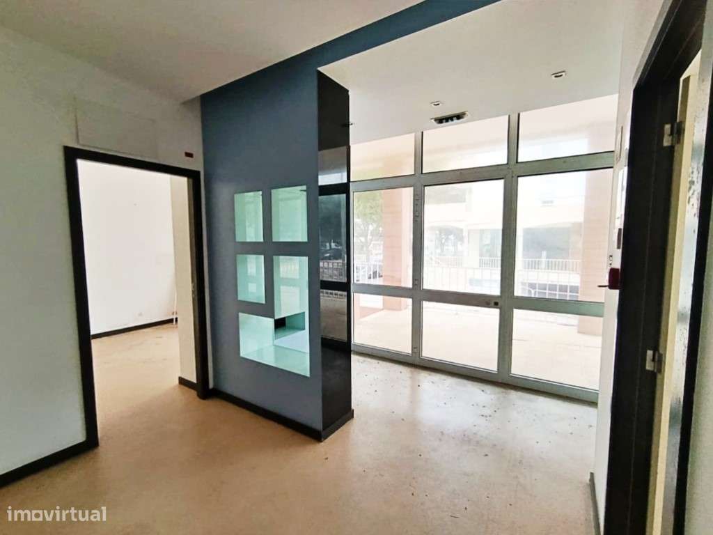Loja com 145 m² | Excelente Localização junto ao Metro-2
