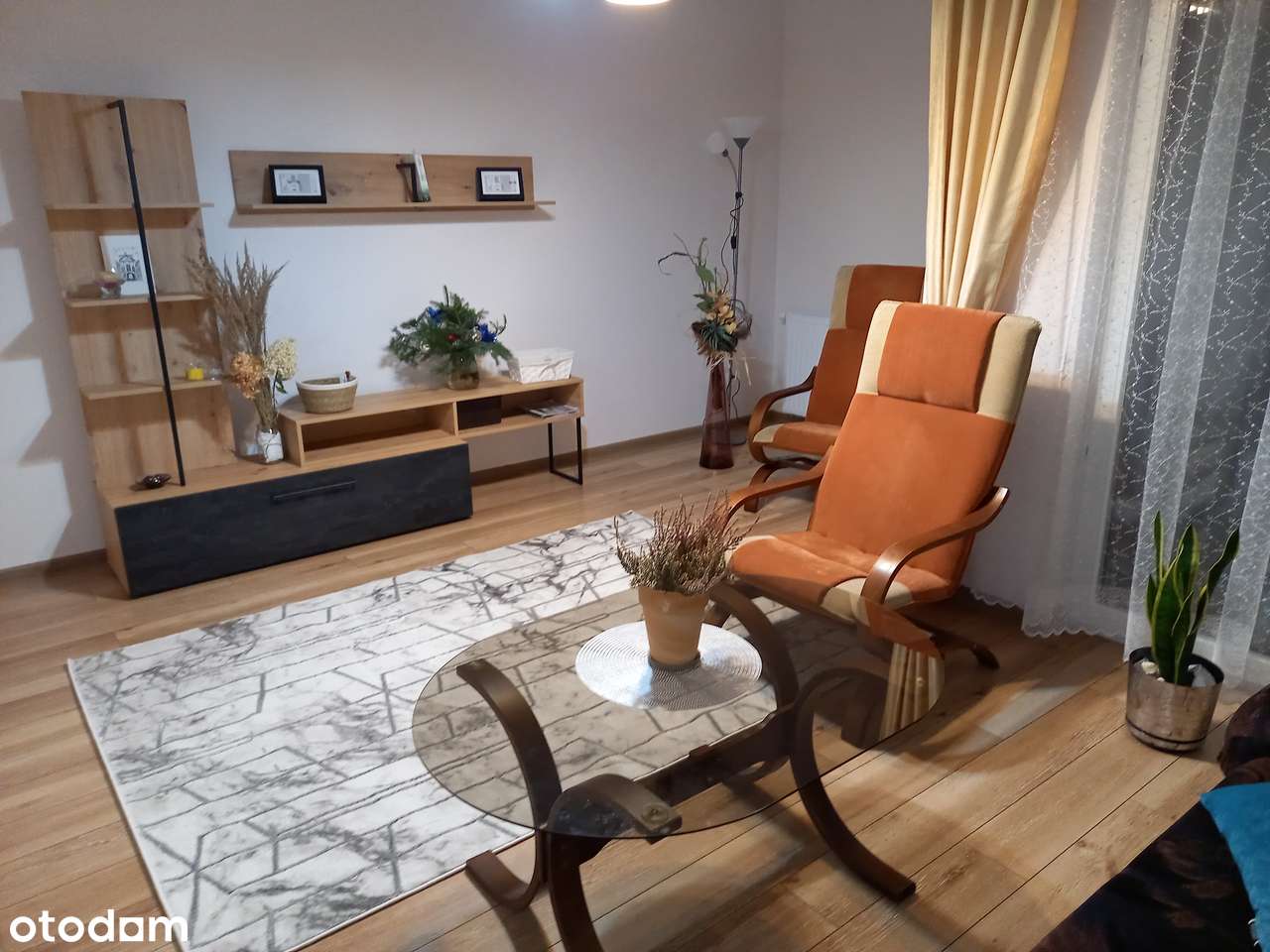 Wynajem 2-pokojowego mieszkania z oddzielną kuchnią i balkonem.