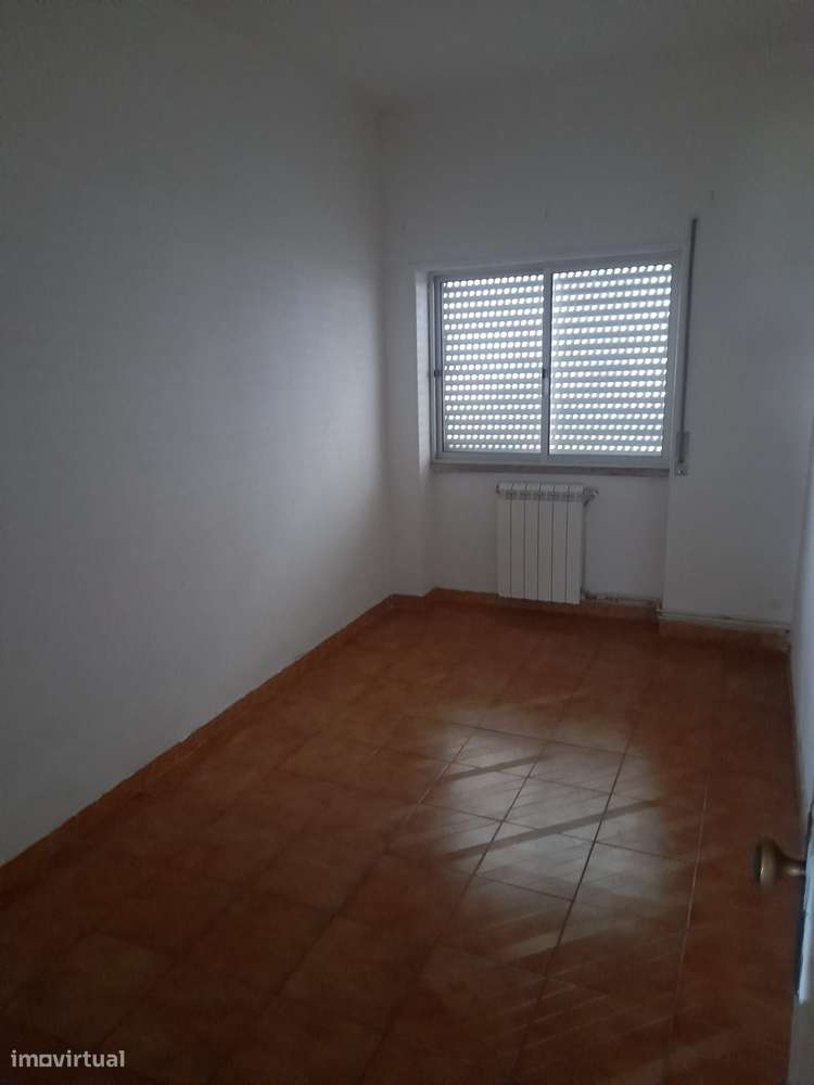 T2 com cozinha separada e gás natural no Barreiro-3