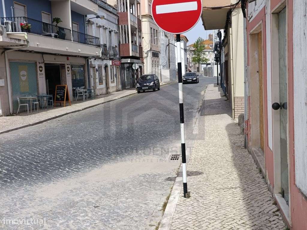 Edifício dois/três pisos-3