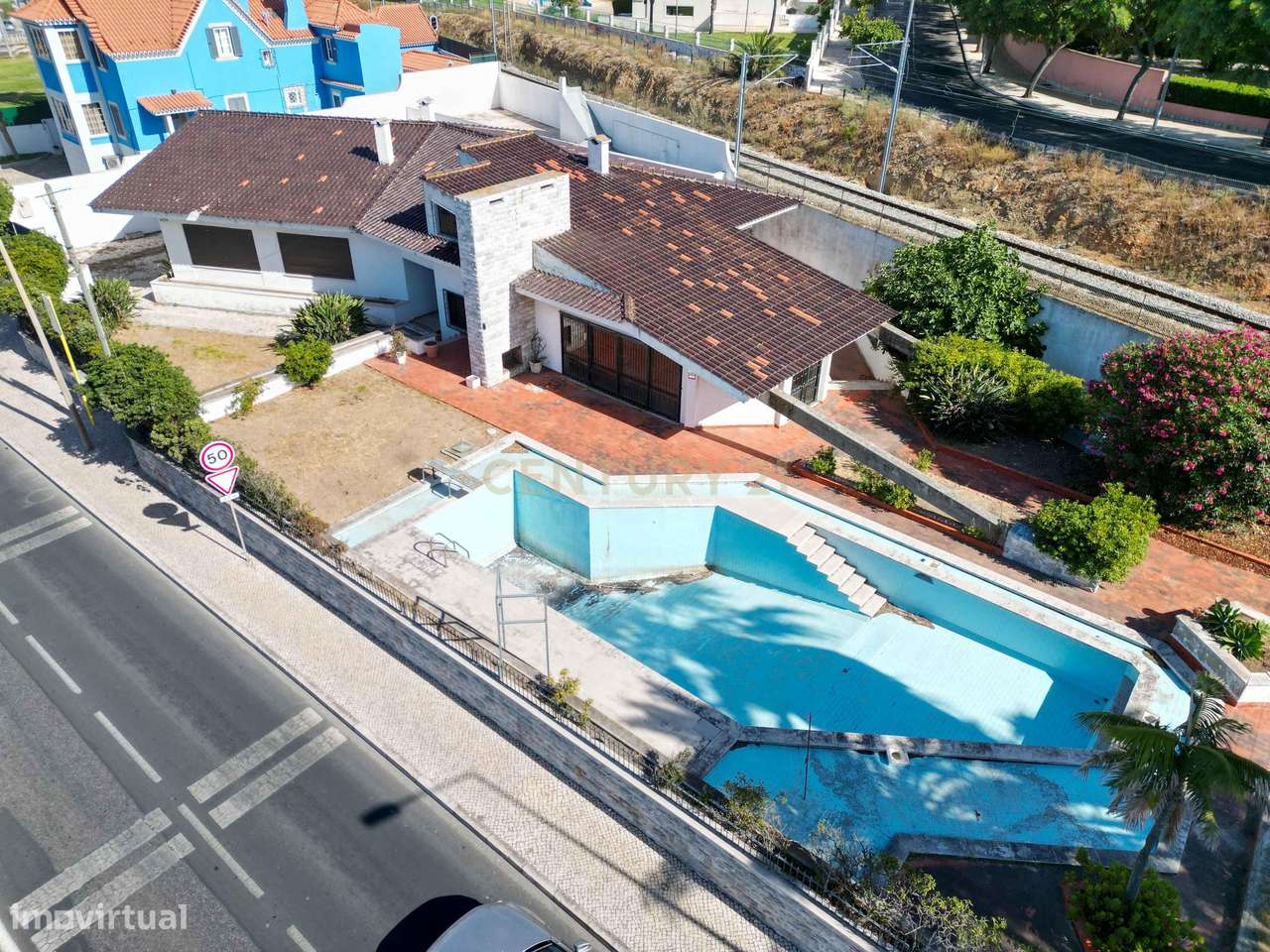 Moradia para remodelação total em Parede com Vista Panorâmica para o M-5