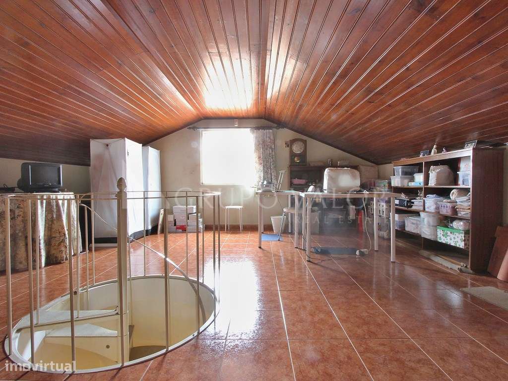 Moradia T4 com Garagem e Logradouro de 200m2 - Algueirão Mem Martins-30