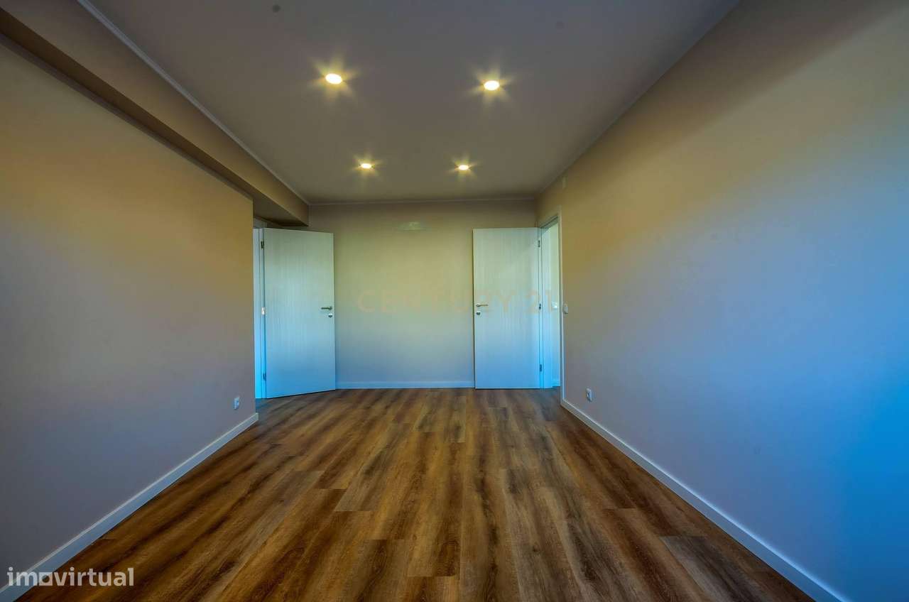 Apartamento T3 com parqueamento frente ao Parque D. Carlos I-7