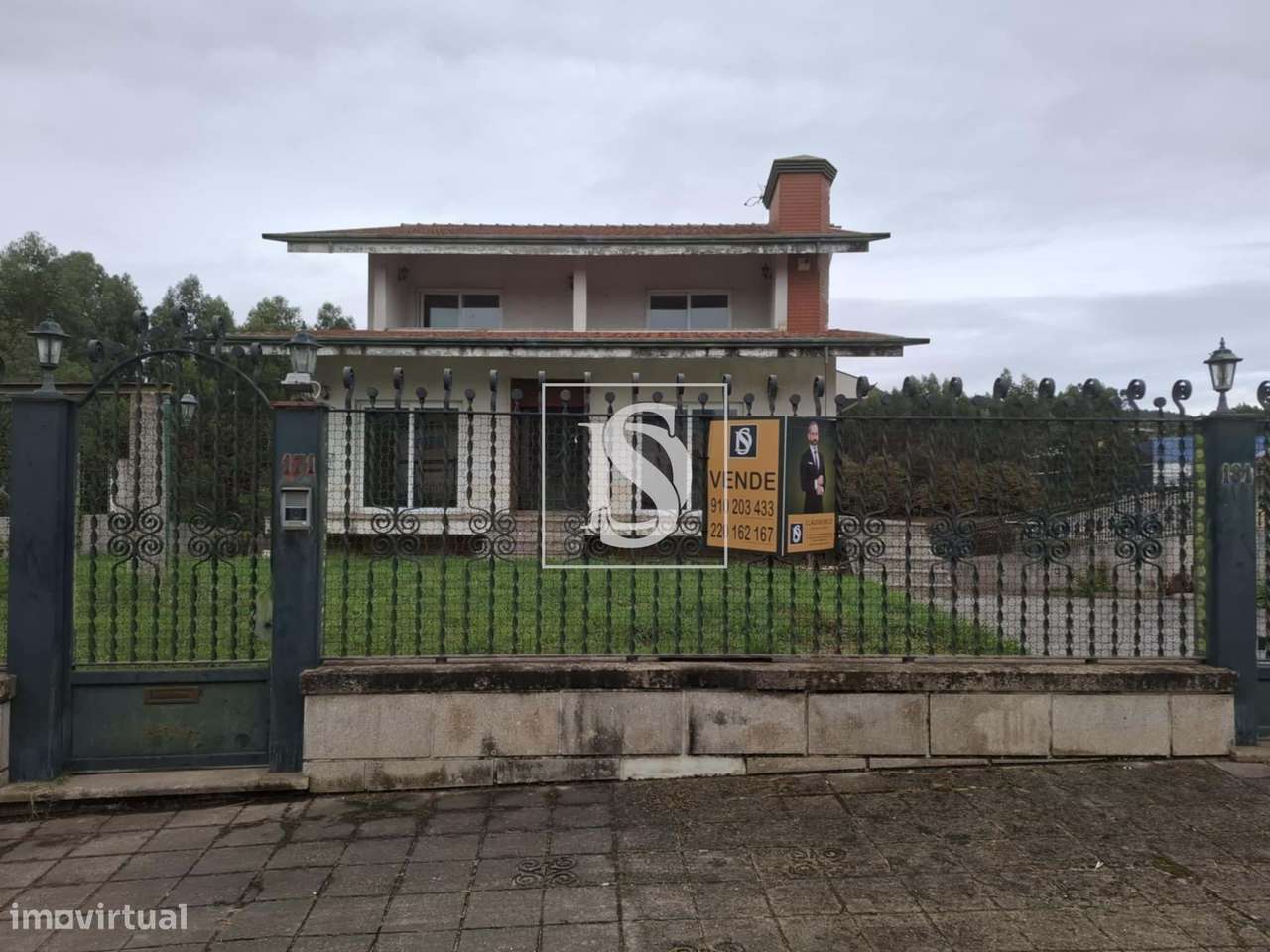 Moradia T4 de três pisos inserido num terreno com 1188m2. Exclente pot-22