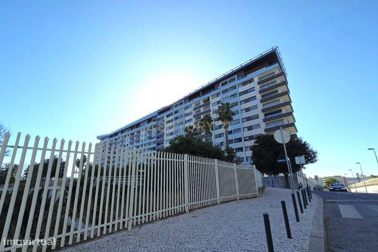 Luxuoso T1 Renovado em Lisboa com Garagem e Luz Natural - Grande imagem: 4/43