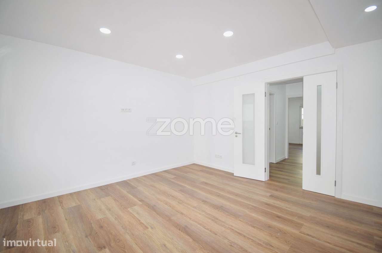 Apartamento T2 Totalmente Renovado em Paio Pires | Seixal-7