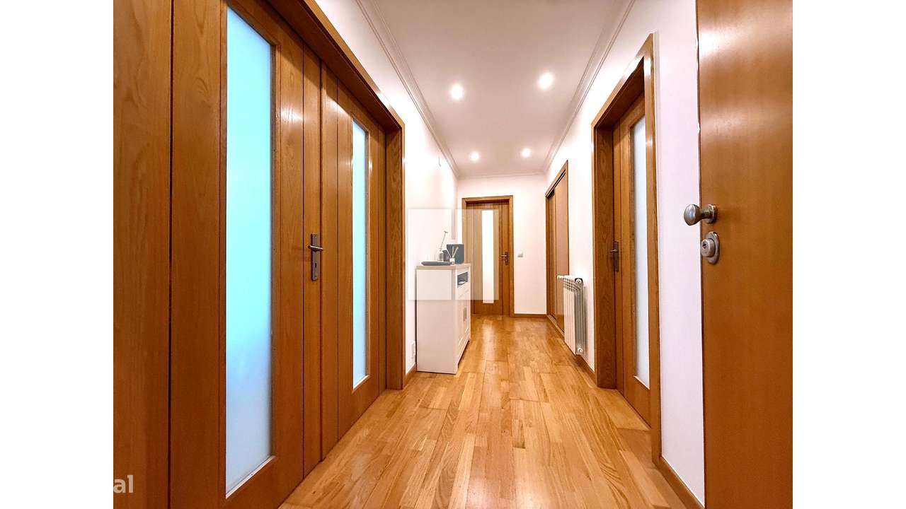 Apartamento T3 c/ Terraço e Garagem-1