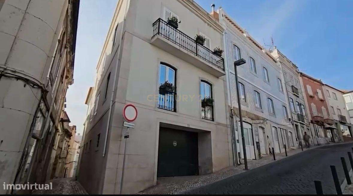 Prédio renovado no centro histórico de Sesimbra, com garagem e elevado - Grande imagem: 2/33