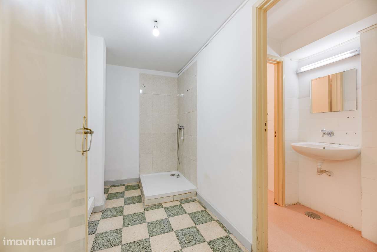 ESPAÇO COMERCIAL REMODELADO | PRONTO A FUNCIONAR | SACAVÉM-6