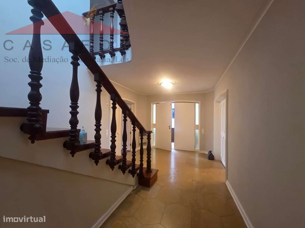 Constituição - Moradia T5 renovada de três frentes - Grande imagem: 2/41