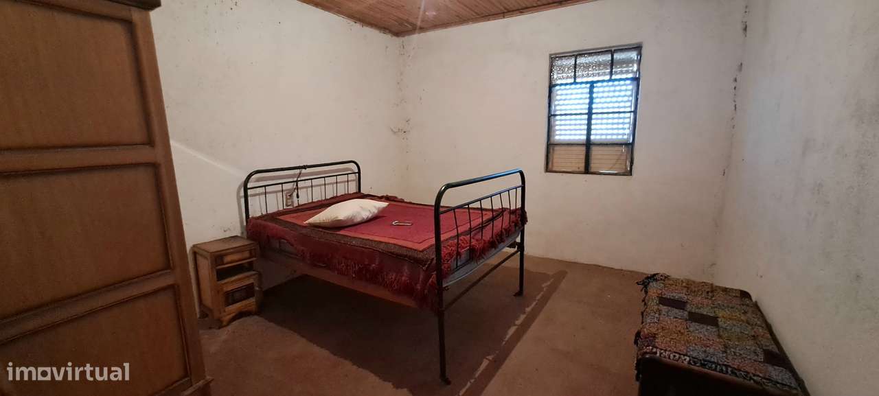 Moradia para restaurar com terreno em S. Martinho de Angueira-18