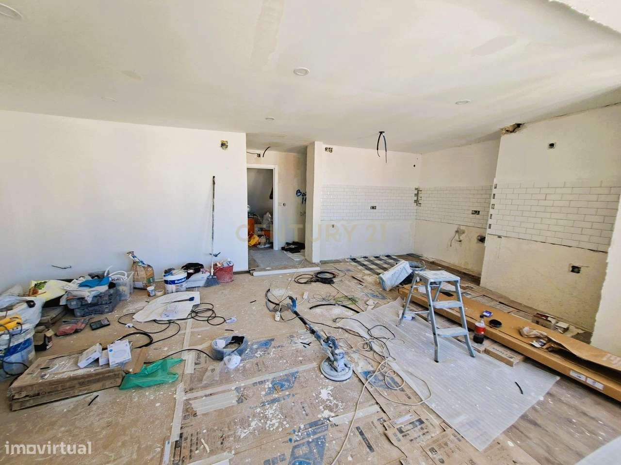 Apartamento Renovado em open-space na Penha de França, Lisboa-3