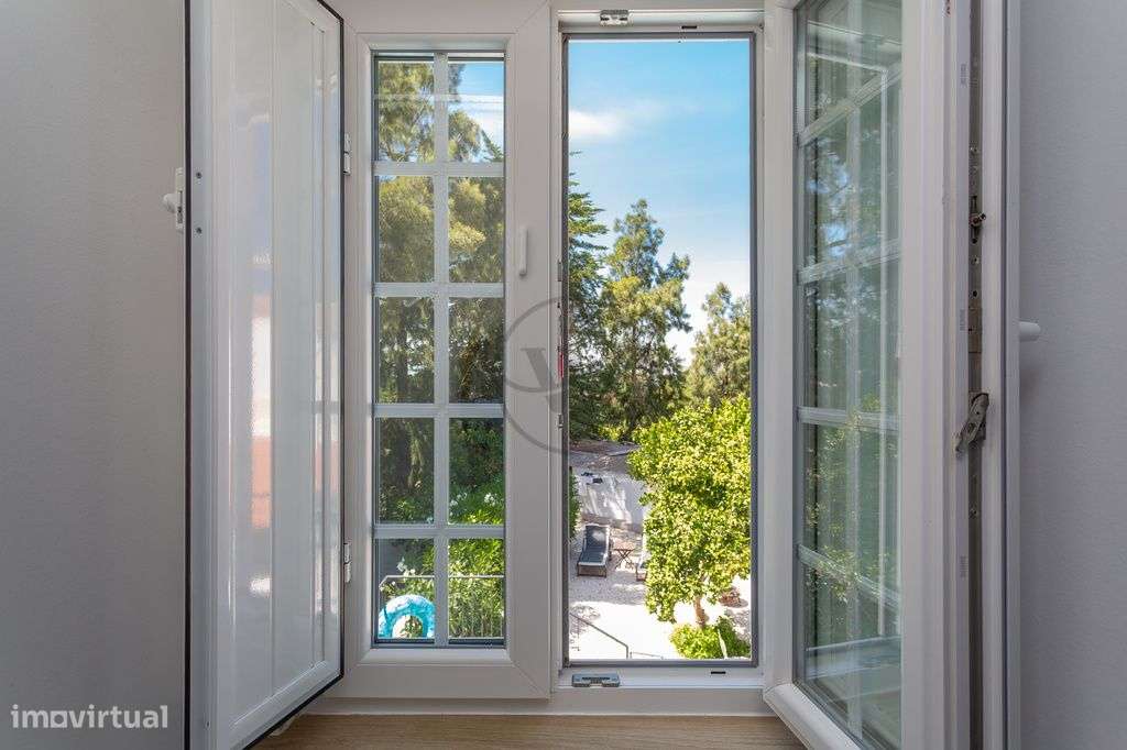 Moradia T5 com jardim e piscina no coração histórico de Azeitão-32