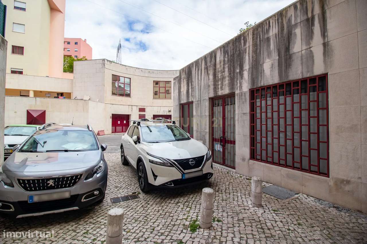 ** Excelente Loja, situada em zona nobre na Urbanização da Ribeirada - - Grande imagem: 2/6
