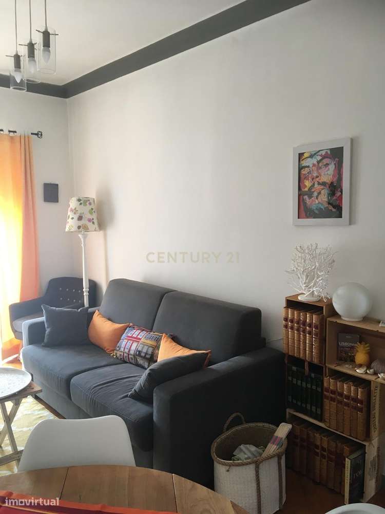 T2 Semi-Remodelado na Cova da Piedade - Excelente Localização!-7