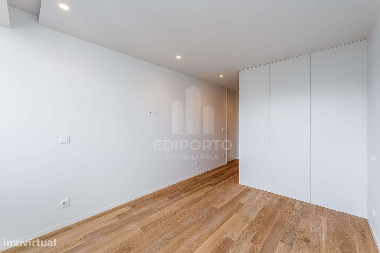 T2 Novo com terraço Pronto a Habitar, arrumos  e 2 Lugares de Garagem-16
