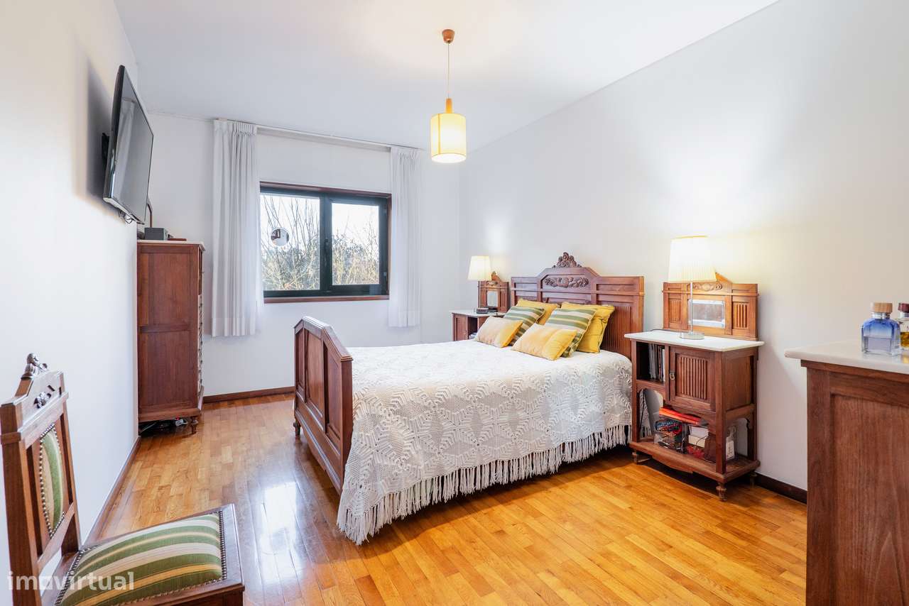 Apartamento T5 Com Excelentes Áreas em Matosinhos-26