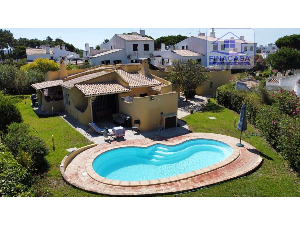 Moradia V3 toda térrea isolada com piscina,jardim e garagem - Vilam...-44