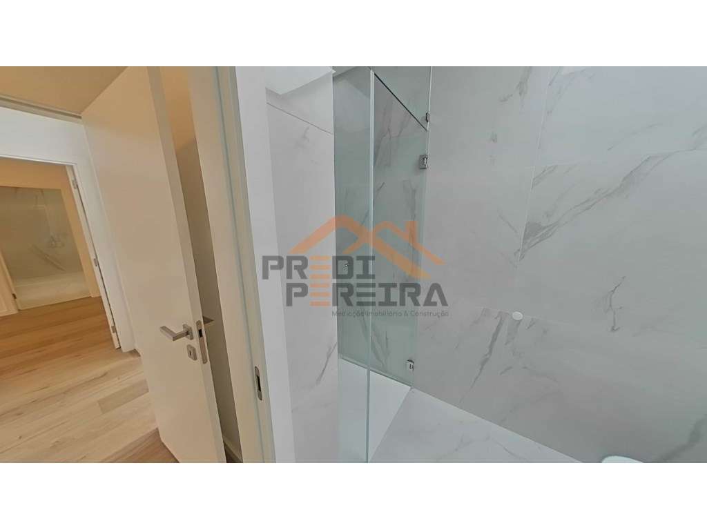 Moradia T4 em condomínio privado com piscina, no Fanqueiro em Loures-42
