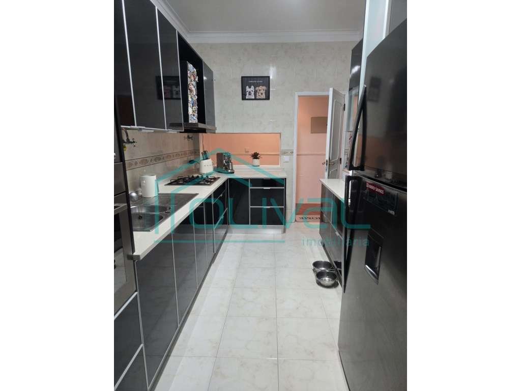 Apartamento T4 com terraço e arrecadação-12