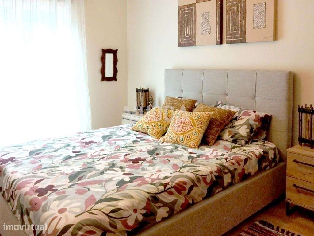 Moradia T3 Contemporânea com Suite, Painéis Solares, Garagem e Terraço-11