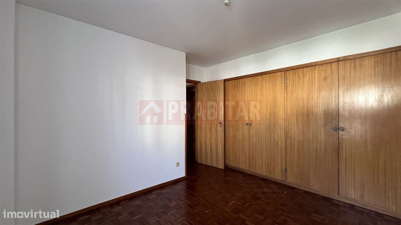 Apartamento T4 com garagem na Quinta D. João-18