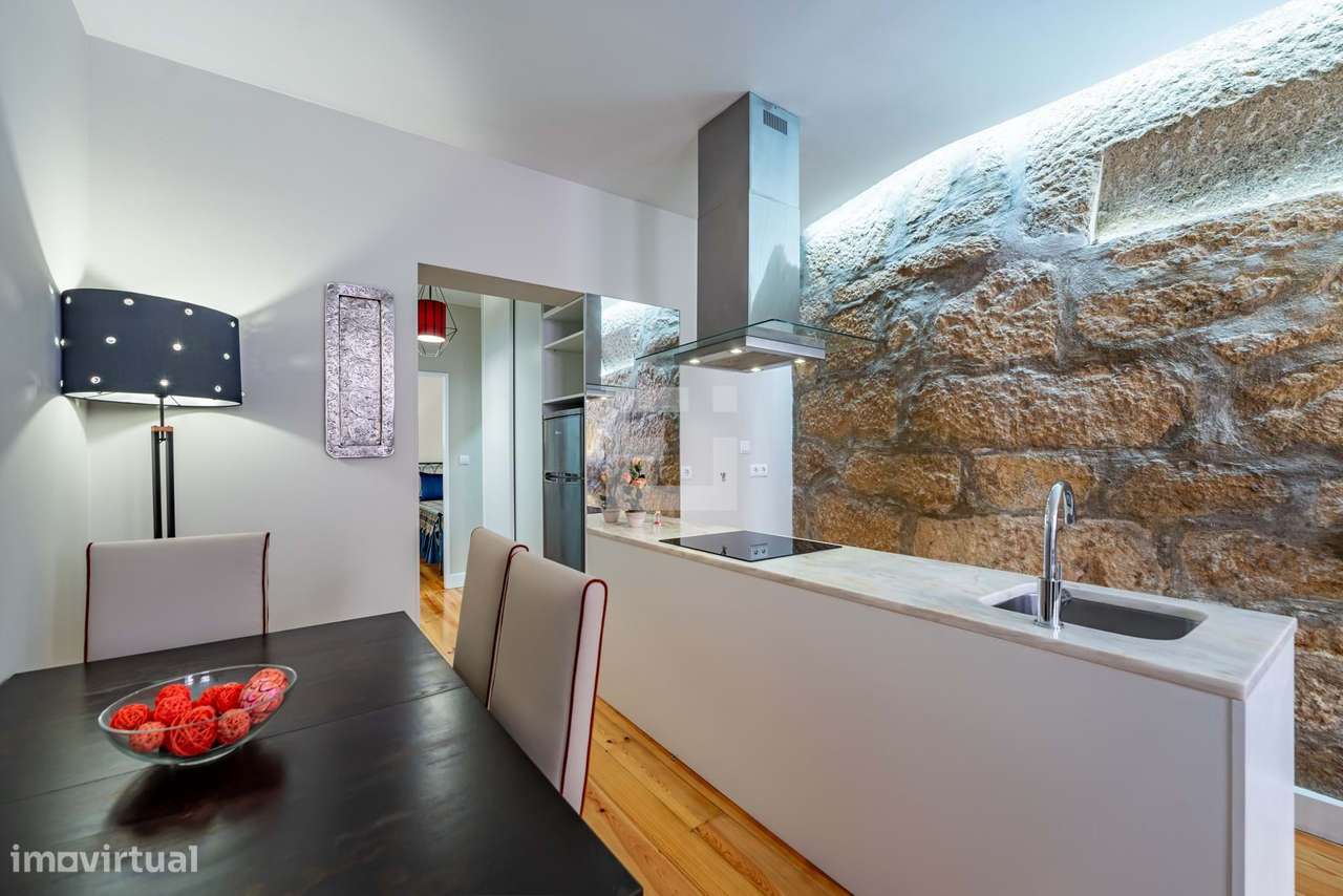 Apartamento T2  renovado e mobilado, com terraço, na Baixa do Porto - - Grande imagem: 4/16