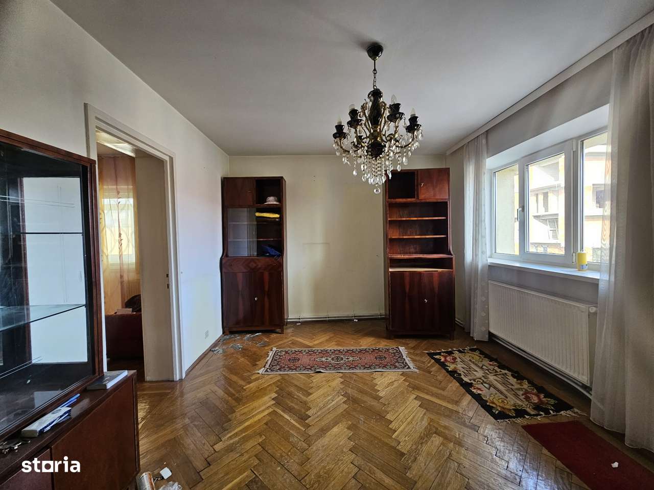 Central-Vand apartament cu 3 camere, balcon si boxa-2