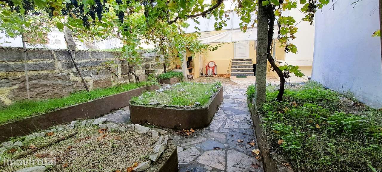 Moradia T5 com garagem e jardim em Miranda do Douro-50