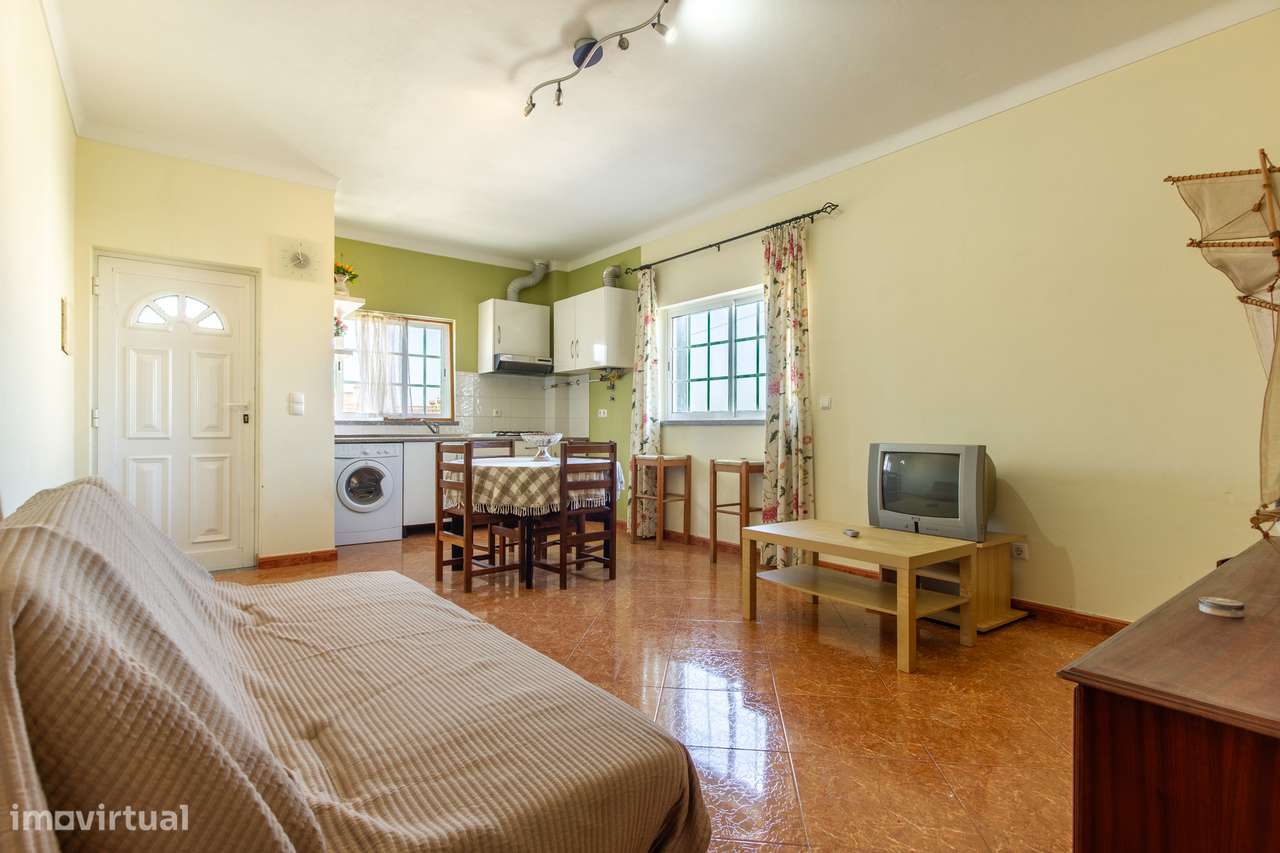 Moradia Bifamiliar com 2 Apartamentos T1 para Habitação e Rendimento-35
