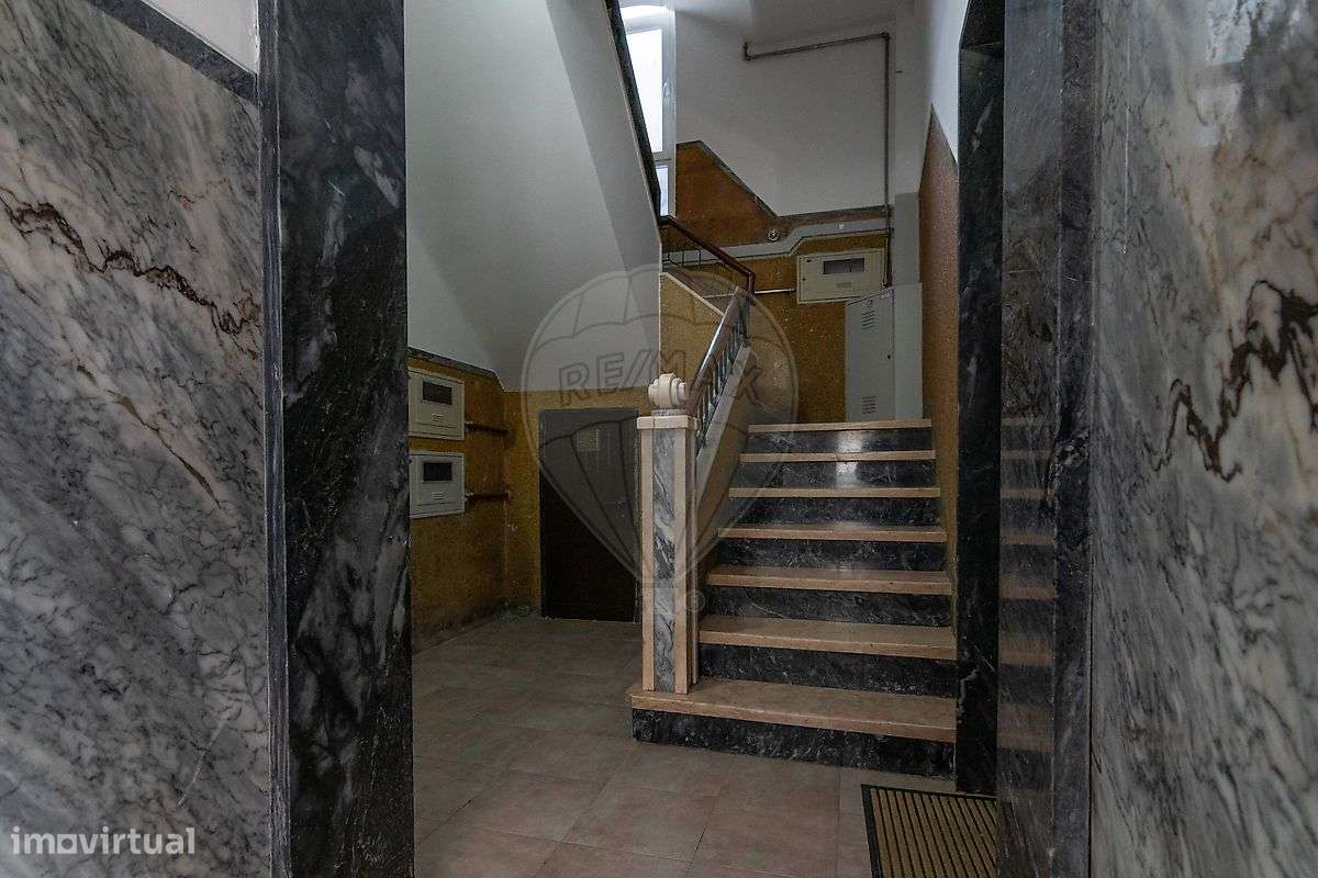 Apartamento T3 remodelado nas Paivas, com logradouro-24