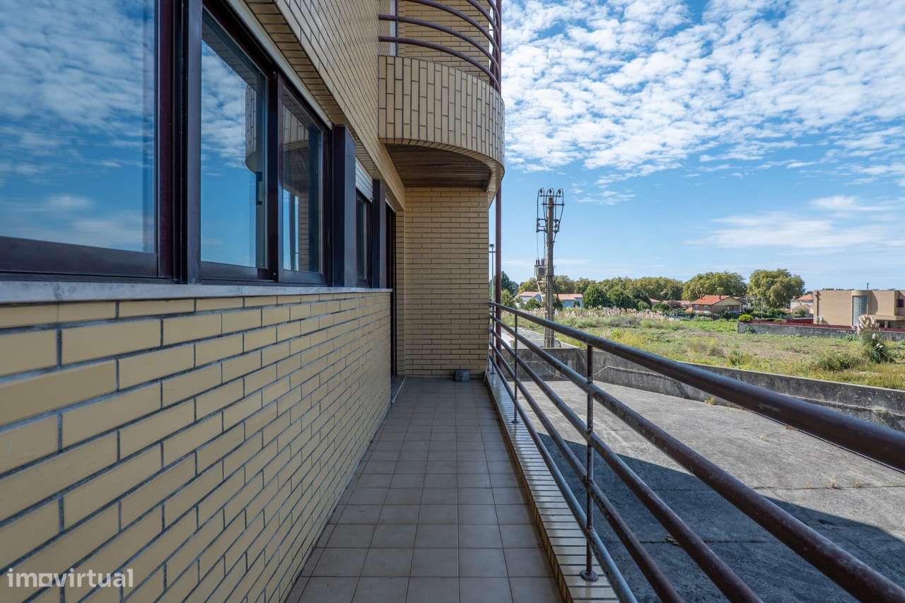 Apartamento T2 com varanda, garagem e vista urbana-19