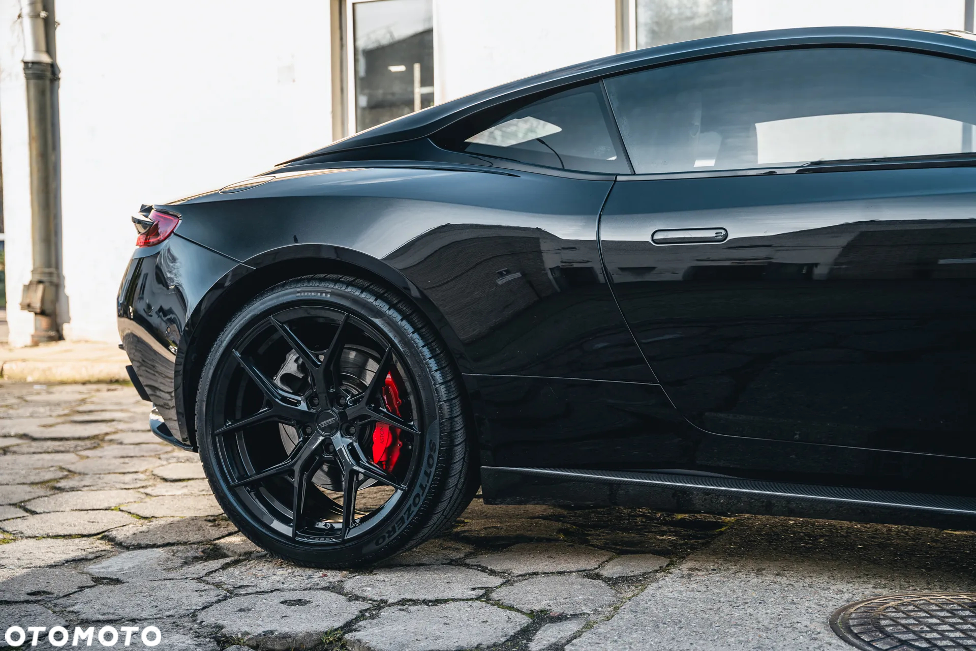 Aston Martin DB11 Launch Edition - 10