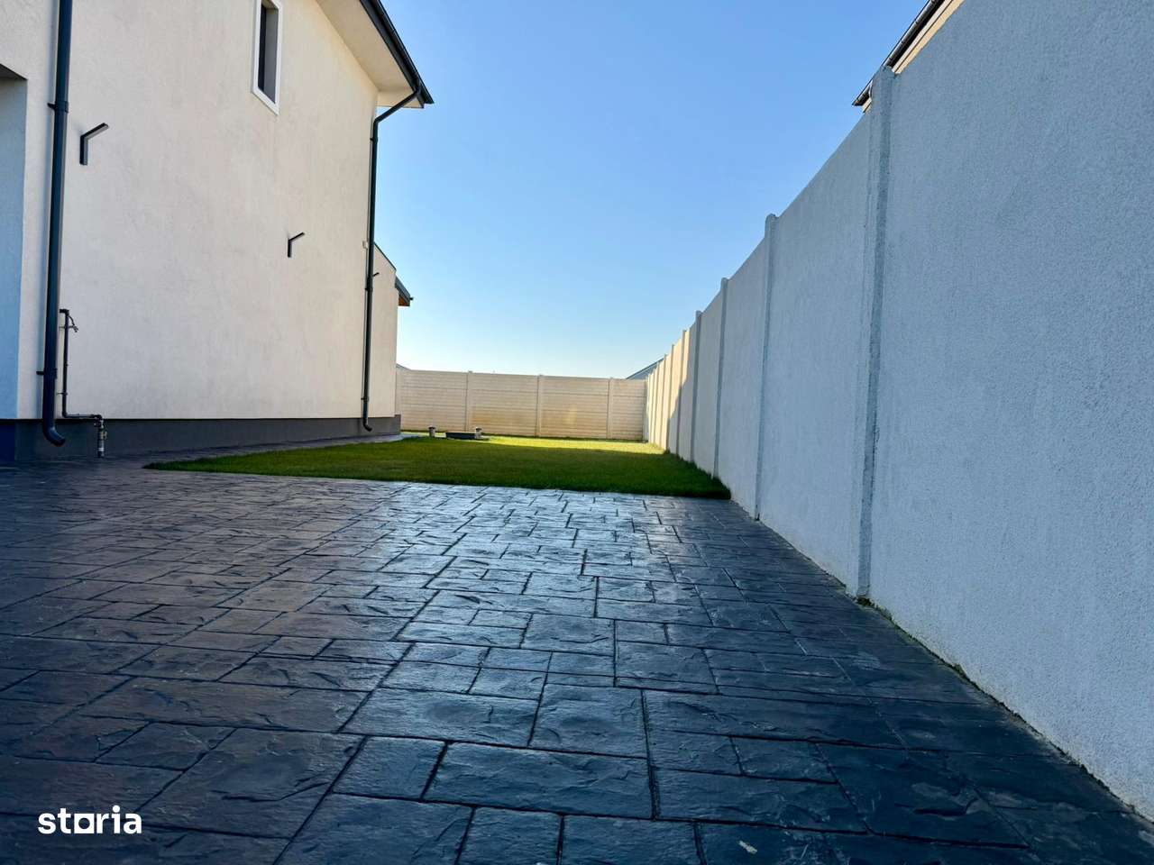Casă de vânzare individuală -  teren 420mp - 4 camere - drum asfaltat - Imagine principală: 5/20