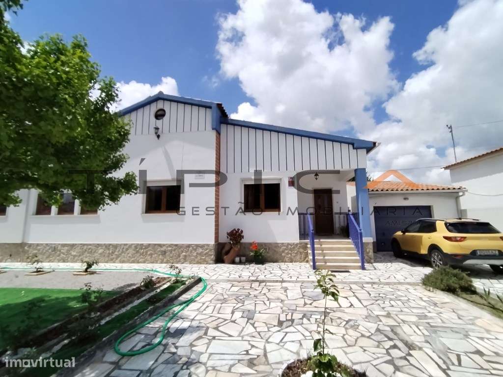 Moradia V4 isolada com bons acessos - Grande imagem: 2/14