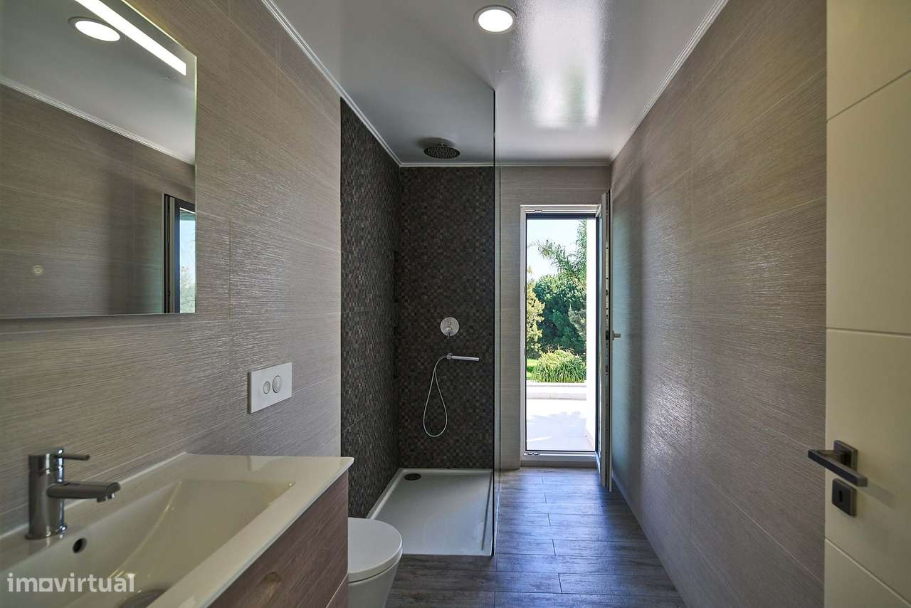 Moradia T4 com  piscina e jardim em zona privilegiada, Charneca da Cap-22